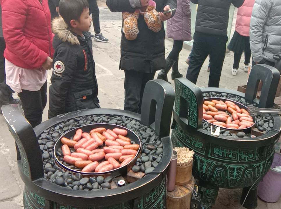 漢伯尅石鍋(guo)烤腸(chang)貴(gui)陽(yang)廟會(hui)倍(bei)受歡迎